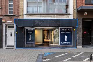 <p><strong>Huurprijs: 1.000 EUR per maand<br />Beschikbaar: in onderling overleg.<br /><br />Ruim gelijkvloers handelspand met een oppervlakte van ca. 180m². Ideaal gelegen in een verkeersvrije winkelstraat, met twee grote etalages en een straatbreedte van 6m. Daarnaast beschikt het pand over een kitchenette met berging, een apart toilet met lavabo, met aansluitend een stockageruimte. Een lichtkoepel achteraan in de winkel zorgt voor extra daglicht.</strong><br /><br />Gelegen op slechts 50m van de hoofdwinkelstraat, de Gasthuisstraat, profiteert dit eigendom van een gunstige locatie met veel passage en potentieel klantenverkeer. Bovendien zijn er meerdere publieke parkings op slechts 100m afstand, wat het gemakkelijk maakt voor zowel klanten als personeel om het pand te bereiken. <br /><br /><span>Bijzonderheden:</span> <br />- Recent geïnstalleerde (gemeenschappelijke) verwarmingsketel op aardgas (2018) <br />- Airconditioning aanwezig (zowel verkoeling als verwarming) <br />- Hoofddak werd recent geïsoleerd in 2020<br />- Onroerende voorheffing ten laste van de huurder<br /><br /><span>Dit handelspand biedt een unieke kans voor ondernemers die op zoek zijn naar een goed gelegen, ruim en goed uitgerust pand om hun bedrijf te vestigen. Met zijn strategische ligging, voorzieningen en recente renovaties is dit een aantrekkelijke optie voor diverse commerciële doeleinden.<br /><br />Neem zeker al eens een kijkje in het eigendom via het interactief grondplan: https://deboerenpartners.virtimmocontent.be/start-visit/4186</span></p>