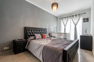 We Invest Liège vous propose à la vente cet appartement 2 chambres, situé à Ougrée, dans un quartier en pleine transformation.<br />Ce bien constitue une opportunité à saisir pour les investisseurs ou les primo-acquéreurs, notamment grâce au grand projet de réaménagement urbain prévu pour tout le bas d’Ougrée. Ce Masterplan ambitieux vise à revitaliser complètement le quartier avec de nouveaux logements, des commerces, des espaces publics et des infrastructures modernes, ce qui apportera une plus-value certaine à moyen terme.<br /><br />L’appartement se compose d’un séjour agréable, de deux chambres, d’une cuisine, d’une salle de bain, ainsi que d’une installation électrique conforme et d'un bon PEB (PEB D). Il est actuellement loué (Loué 540 euros avec indexation du 1 mars 2026 600,65 euros), ce qui en fait un investissement immédiat et sans tracas. En plus de l'appartement vous bénéficiez de deux places de parking à 100 m de l'appartement. <br /><br />Vous cherchez un bien dans un quartier en devenir, avec du potentiel à la revente ou à la location ? Ne manquez pas cette opportunité.<br /><br />Contactez-nous au 0479/76.60.97 pour plus d’informations ou organiser une visite.