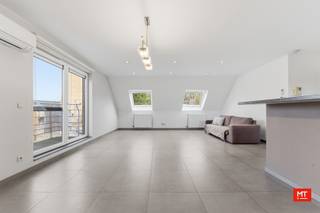 In het hartje Zonnebeke, op wandelafstand van lokale handelaars, supermarkt en lagere school, bevindt zich dit instapklaar appartement. Het is gelegen op de tweede verdieping en is zowel via de lift als de trap bereikbaar. Hieronder lichten we de indeling toe, evenals enkele belangrijke troeven.<br /><br /><strong>Indeling van het appartement</strong><br />Het appartement beschikt over een inkomhal met op maat gemaakte kasten, een apart toilet, twee slaapkamers (13 - 9 m²) — waarvan één met balkon (5 m²)— en een badkamer (7 m²) uitgerust met ligbad en enkelvoudig wasmeubel. Daarnaast is er een lichtrijke woon- en eetkamer (36 m²) met aansluitend een zonnig terras (8 m²).<br /><br /><strong>Kenmerken </strong><br />- Het appartement is voorzien van centrale verwarming op aardgas en airco's. <br />- Er is nog een ruime garage ( 5,8 op 2,8 m - inbegrepen in de prijs). <br />- Gemeenschappelijke berging<br /><br />Benieuwd naar de indeling? Check <strong>onderstaande </strong>video. <br />Link: https://youtube.com/shorts/hc8zqEAqsHY?feature=share<br /><br />Meer informatie of een vrijblijvend bezoek? <br />Contacteer Eden op 0470 43 78 21 of mail info@minthus.be<br /> 