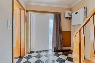 Deze halfopen woning is gelegen op een perceel van ca 975m² nabij het centrum van Den Hout. <br /><br />We betreden de woning via de inkomhal met toegang tot de ruime leefruimte. Aansluitend bevinden we ons in de keuken met bijkeuken wat zeer veel mogelijkheden biedt om een open keuken te creëren. <br /><br />Eveneens bevinden zich op het gelijkvloers nog de badkamer met badkamermeubel, toilet en douche en een wasplaats. <br /><br />Op de eerste verdieping vinden we 3 ruime slaapkamers en toegang tot de bergzolder. <br /><br />Achteraan de woning is het aangenaam vertoeven in de ruime tuin met vrijstaande garage.