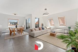 Ben je op zoek naar een ruim en instapklaar appartement aan zee, waar comfort, rust en bereikbaarheid elkaar ontmoeten?<br />Dit drieslaapkamerappartement bevindt zich in een verzorgd domein op wandelafstand van het strand en tegenover de Royal Ostend Golf Club.<br /><br />De lichtrijke leefruimte met open keuken vormt het hart van het appartement en geeft uit op een aangenaam terras – perfect om te genieten van een ontspannend moment in de zeelucht.<br />Met drie volwaardige slaapkamers, een stijlvolle badkamer en voldoende bergruimte, biedt dit appartement alle comfort voor wie houdt van ruimte en kwaliteit.<br /><br />Dankzij de doordachte indeling en hoogwaardige afwerking is dit appartement ideaal als tweede verblijf, zorgeloze investering of comfortabele vaste woonst aan zee.