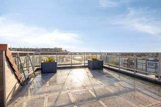 Dit uitstekend onderhouden en instapklaar duplex appartement wordt te koop aangeboden op een strategische ligging. Bent u op zoek naar kwalitatief vastgoed in Blankenberge? Dan is dit lichtrijke pand met een gunstig EPC ongetwijfeld iets voor u. Dankzij de aanwezige raampartijen en de gunstige oriëntatie geniet u hier de hele dag door van natuurlijk licht.De indeling van het appartement is als volgt:4eV- inkomhal met gastentoilet- lichtrijke leef- en eetruimte met terras- geïnstalleerde keuken- slaapkamer met douchevoorziening- bergruimte5eV- ruime slaapkamer met badkamer- toegang tot het ruime dakterras (53m²)Ruime kelderberging, ideaal als fietsenberging.Dit appartement in Blankenberge biedt niet alleen veel binnenruimte, maar blinkt ook uit door zijn buitenruimtes. De terrassen zijn ideaal voor wie houdt van zon en rust. De ligging in Blankenberge garandeert bovendien een vlotte bereikbaarheid en de nabijheid van alle noodzakelijke voorzieningen, zoals scholen, winkels en het station.Wenst u dit unieke appartement te kopen? Aarzel dan niet, want bij de verkoop van dergelijke pareltjes moet u er snel bij zijn. Overweegt u de aankoop van een tweede verblijf of een vaste woonst in Blankenberge? Maak dan vandaag nog uw afspraak voor een bezichtiging.