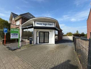 <p><span>Projectsite in Rotem: vandaag verhuren, later ontwikkelen.</span></p><p><span> </span></p><p><span>Op zoek naar een vastgoedinvestering met een langetermijnvisie? Aan de Kempenstraat 9 in Rotem, Dilsen-Stokkem, bieden we een bebouwde site aan met een bestaand handelspand en potentieel voor toekomstige herontwikkeling.</span></p><p><span> </span></p><p><span>De meerwaarde zit in de combinatie van een bruikbaar commercieel gebouw en ontwikkelingsmogelijkheden op termijn. Je kunt het handelspand eerst verhuren, zodat mogelijke huurinkomsten bijdragen aan de kosten van het bezit. Ondertussen kun je een nieuwbouwproject voorbereiden en het geschikte moment voor ontwikkeling bepalen op basis van de financiële haalbaarheid en de marktomstandigheden.</span></p><p><span> </span></p><p><span>Het bestaande pand beschikt over circa 120 m² handelsruimte. De grote etalageramen zorgen voor een sterke presentatie aan de straatzijde en veel natuurlijk licht. Binnen vind je een overzichtelijke, open winkelruimte met een tegelvloer, ingebouwde verlichting, een toonbank en uitgebreide wandrekken. Daarnaast zijn er een aparte keuken/personeelsruimte, een toilet en een ruime voorraadkelder voor stock en materiaal. De zijdelingse doorgang, achteringang en buitenruimte achteraan bieden praktische mogelijkheden voor leveringen en de organisatie van een handelsactiviteit.</span></p><p><span> </span></p><p><span>Dankzij EPC-label A, 34 zonnepanelen met een totaal vermogen van 10,88 kWp, conforme elektriciteit en een asbestveilig attest biedt het gebouw een interessante basis voor tussentijdse exploitatie. Ook airco, een alarm, rolluiken en camerabewaking zijn aanwezig.</span></p><p><span> </span></p><p><span>Het pand biedt mogelijkheden voor een winkel, kantoor, showroom of dienstverlenende activiteit, afhankelijk van de gewenste inrichting en de vereiste toelatingen. Zowel eigen gebruik als verhuur is mogelijk in afwachting van een eventuele herontwikkeling.</span></p><p><span> </span></p><p><span>Volgens het beschikbare stedenbouwkundige uittreksel ligt het perceel in woongebied. De mogelijkheden voor een toekomstig nieuwbouwproject moeten verder worden onderzocht in overleg met de bevoegde diensten. Het uiteindelijke bouwvolume en de invulling hangen af van de geldende voorschriften en de vereiste vergunningen.</span></p><p><span> </span></p><p><span>Waarom deze site bekijken?</span></p><p><span> </span></p><ul><li><span>Combinatie van verhuurpotentieel en toekomstige herontwikkeling.</span></li><li><span>Bestaande handelsruimte van circa 120 m².</span></li><li><span>Grote etalageramen en veel natuurlijke lichtinval.</span></li><li><span>Open winkelruimte met tegelvloer, ingebouwde verlichting, toonbank en wandrekken.</span></li><li><span>Aparte keuken/personeelsruimte, toilet en ruime voorraadkelder.</span></li><li><span>Zijdelingse doorgang, achteringang en buitenruimte achteraan.</span></li><li><span>EPC-label A en 34 zonnepanelen met een totaal vermogen van 10,88 kWp.</span></li><li><span>Conforme elektriciteit en een asbestveilig attest.</span></li><li><span>Airco, alarm, rolluiken en camerabewaking.</span></li><li><span>Ligging in woongebied volgens het beschikbare stedenbouwkundige uittreksel.</span></li><li><span>Mogelijkheid om aankoop, verhuur en ontwikkeling gefaseerd aan te pakken.</span></li></ul><p><span>Investeer vandaag in een locatie met perspectief voor morgen. Contacteer Robin Raeven voor meer informatie of een bezoek en ontdek het potentieel van deze eigendom.</span></p><p><span>0484 35 73 08 | robin@jemar.be | jemar.be</span></p><p><span> </span></p>