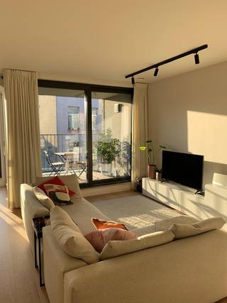 Dit hoogwaardig afgewerkte 2-slaapkamerappartement met 2 terrassen en een staanplaats is gelegen in Residentie Lewis, in de Bouwensstraat 16 te Borgerhout. De residentie bevindt zich in een bijzonder gegeerde buurt, op wandelafstand van het bruisende Zurenborg en de gezellige Dageraadplaats, met een ruim aanbod aan horeca, winkels en buurtvoorzieningen.<br />Bovendien geniet u van een uitstekende bereikbaarheid dankzij het nabijgelegen openbaar vervoer en de vlotte aansluiting op de belangrijkste invalswegen van en naar Antwerpen.<br /><br />Via de lift bereikt u de derde verdieping en komt u binnen in de inkomhal van het appartement. Van hieruit betreedt u de ruime en aangename leefruimte op parket, die dankzij de grote raampartijen en de westelijke oriëntatie geniet van veel natuurlijk licht en aangename namiddag- en avondzon. Vanuit de leefruimte heeft u toegang tot het terras met uitzicht op de gemeenschappelijke tuin.<br /><br />Aansluitend bevindt zich de open, volledig uitgeruste keuken, voorzien van een vaatwasser, inductiekookplaat, dampkap, koelkast met vriesvak en dubbele spoelbak.<br />Via de nachthal bereikt u de twee slaapkamers. Eén van de slaapkamers beschikt bovendien over een eigen terras. Verder vindt u hier de badkamer en een apart toilet. De badkamer is comfortabel ingericht met een dubbele lavabo in meubel en een ruime inloopdouche.<br /><br />Het appartement is voorzien van gordijnen en hoogwaardige (dimbare) verlichting.<br /><br />Als extra troef is er een private kelderberging en kunt u gebruikmaken van de gemeenschappelijke fietsenstalling en tuin.<br />Bij het appartement hoort tevens een verplicht mee te huren staanplaats aan € 100/maand.<br /><br />Troeven:<br />+ Hoogwaardige en moderne afwerking<br />+ 2 slaapkamers + 2 terrassen + Ruime en lichtrijke leefruimte<br />+ Volledig uitgeruste open keuken<br />+ Mobiscore 9,6 + Private kelderberging<br />+ Gemeenschappelijke tuin + Gemeenschappelijke fietsenstalling<br />+ Staanplaats (verplicht +€ 100/maand)<br /><br />Interesse om van dit appartement uw nieuwe thuis te maken? Stel u kandidaat via vbvastgoed.be en klik op de groene knop ‘Ik ben kandidaat’.