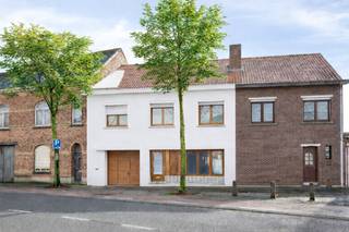 Handelshuis met woonst en ruime tuin.Bent u op zoek naar een eigendom waar wonen en werken perfect gecombineerd kunnen worden? Dan is dit...