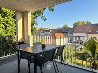<p><span>GENT - Elsa Guyssenpad 17: Ben je op zoek naar een</span><span> prachtig nieuwbouw appartement met autostaanplaats te huur in Gent? </span><span>Dan is dit pand mogelijk iets voor jou.</span></p><p><span> </span></p><p><span>De belangrijkste troeven:</span></p><ul><li><span>Nieuwbouwproject met groen binnengebied</span></li><li><span>Energiezuinig door nieuwe warmtesystemen</span></li></ul><ul><li><span>Rustig en centraal gelegen tussen de Coupure en de Nieuwewandeling</span></li><li><span>Groen, ruim en goed bereikbaar wonen op fietsafstand (3min) van centrum Gent</span></li><li><span>Gebruik van de publieke tuin van 2.000m² </span></li><li><span>Inclusief ondergrondse autostaanplaats (+ optioneel bijhuren motorplaats)</span></li></ul><p><span> </span></p><p><span>Indeling: </span></p><p><span>Inkomhal met ingebouwde kast, leef- en eetruimte met open ingerichte keuken (koelkast, combi-oven, vaatwasmachine, inductie kookplaat, dampkap), ruim balkon, badkamer uitgerust met douche, dubbel lavabomeubel en toilet, twee slaapkamers. Het appartement bevindt zich op de tweede verdieping van het gebouw, met lift. Alle deuren in het appartement zijn breder en daarom rolstoel toegankelijk. Inclusief ondergrondse parkeerplaats en ruime kelderberging. Gunstig EPC: 39 kWh/m². Warmtepomp aanwezig in het gebouw!</span></p><p><span> </span></p><p><span>Belangrijke informatie:</span></p><p><span>Beschikbaar: 01/09/2026. Domicilie verplicht.</span></p><p><span>Huurprijs € 1150 + €130 (gemene delen, incl. verwarming). EGW (elektriciteit, gas en water) afzonderlijk af te rekenen. </span></p><p><span>Optie tot huren motorstaanplaats aan € 40/maand.</span></p><p><span> </span></p><p><span>Dankzij de goede isolatie, hogerendementsketel en ventilatiesysteem type D is het appartement uiterst energiezuinig. </span></p><p><span> </span></p><p><span>Interesse in dit tof appartement? Vraag dan snel jouw bezoek aan via onze website www.axellenaerts.be!</span></p>