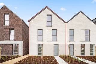 Deze half open bebouwing is zeer rustig gelegen op een woonerf in Wiekevorst, een deelgemeente van Heist-op-den-Berg.Het gelijkvloers bestaat uit een...