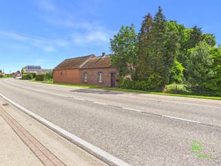 <p><span>Aan de doorgangsweg tussen Sint-Truiden en Herk-de-Stad vinden we in Rummen deze te renoveren hoeve op een ruim perceel van 22a 32ca. Achteraan de hoeve zijn er prachtige verzichten op de boomgaarden. </span></p><p><span> </span></p><p><span>Aan de achterkant bevindt er zich een binnenplein waarrond de voormalige stallingen gelegen zijn. </span></p><p><span>Het woongedeelte omvat op het gelijkvloers een keuken, een wasplaats, woonkamer, eetkamer, slaapkamer en badkamer. </span></p><p><span>Op de eerste verdieping is er een tweede slaapkamer en een nog in te richten zolder. </span></p><p><span>De naastgelegen stal biedt nog eventuele uitbreidingsmogelijkheden. </span></p><p><span> </span></p><p><span>De hoeve dient een totale renovatie te ondergaan, maar biedt ook mogelijkheden bij afbraak.</span></p><p><span>Na afbraak bestaat er de mogelijkheid om het huidige perceel te verkavelen naar twee open bebouwingen. </span></p><p><span>De huidige 6% btw-regel maakt de doorverkoop van eventuele nieuwbouwwoningen zeer interessant voor toekomstige kopers. </span></p><p><span> </span></p><p><span>Pluspunten:</span></p><p><span>- centrale ligging</span></p><p><span>- prachtig uitzicht achteraan</span></p><p><span>- mog projectgrond</span></p><p><span> </span></p><p><span>De vermelde bewoonbare oppervlakte is de netto-oppervlakte van de woning met uitzondering van de bijgebouwen.</span></p>