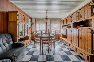 Op zoek naar een woning te koop in Bikschote met potentieel én een gezellige tuin? Deze te renoveren woning in het landelijke Bikschote biedt een mooie kans voor wie zijn eigen thuis wil creëren op een rustige ligging in Langemark-Poelkapelle.<br /><br />Met een bewoonbare oppervlakte van 102 m² vormt deze woonst de ideale basis voor een charmante gezinswoning of starterswoning. De indeling omvat een leefruimte, keuken, badkamer en twee slaapkamers. Dankzij de praktische indeling en het compacte karakter kan u hier mits renovatie een instapklaar geheel realiseren dat volledig aansluit bij uw wensen en stijl.<br /><br />De gezellige tuin achteraan is een absolute troef: een aangename buitenruimte waar u in alle rust kan genieten van het groen en de landelijke omgeving van Bikschote. Parkeermogelijkheden zijn voorzien in de straat, wat het dagelijkse comfort extra vergroot.<br /><br />Deze woning bevindt zich in een rustige buurt van Bikschote, deelgemeente van Langemark-Poelkapelle, met vlotte verbindingen naar omliggende dorpen en het centrum. Een topligging voor wie houdt van landelijk wonen met bereikbaarheid binnen handbereik.<br /><br />Bent u op zoek naar een te renoveren woning met tuin in Bikschote waar u uw eigen stempel op kan drukken? Contacteer Immo Francois vandaag nog en ontdek ter plaatse de mogelijkheden van dit pand.<br /><br />Woning verkopen in Langemark-Poelkapelle? Vraag je gratis schatting aan bij Immo Francois, jouw lokale makelaar.<br /><br />