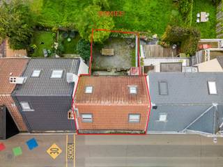 Met plezier stellen wij u dit uitstekend gelegen studentengebouw voor in het hartje van Leuven. Het biedt een stabiele investeringsopportuniteit, met een mooi rendement. Het pand wordt verkocht samen met de vennootschap, wat fiscale voordelen kan bieden voor investeerders. Het betreft een overdracht van aandelen, waardoor u geen registratiekosten betaalt. Het gebouw bestaat uit 6 ruime studentenkamers (+- 15m2), waarvan 2 met eigen sanitair. De overige 4 kamers delen twee doucheruimtes. Verder is er een moderne gemeenschappelijke keuken en een leuke tuin voor de studenten. Het gebouw is instapklaar en reeds volledig verhuurd voor het huidige academiejaar, wat zorgt voor gegarandeerde huurinkomsten. Dit type studentenkamer is zeer gegeerd, en wordt altijd snel verhuurd.  Het pand is gelegen nabij het station, het historisch centrum en winkels. Voor studenten dus een strategische locatie met veel mobiliteit door het treinstation en de vele bushaltes ernaast. Belangrijk: er is ook een recent conformiteitsattest beschikbaar! Kortom, een ideaal pand voor investeerders! De vraagprijs is voor de overname van 100% van de aandelen van Ardennes Invest, na deductie van het openstaande bedrag van de BNP Paribas lening. Interesse? Aarzel niet contact op te nemen via 016 22 82 22 of info@homies.be.