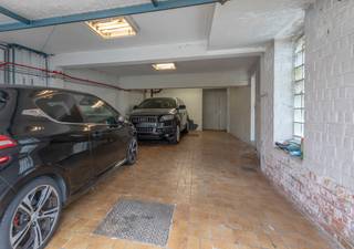 <p>Ruime garage van +/- 55m²² in het centrum van Sint-Agatha-Berchem, Kerkstraat 100.</p><p></p><p>Garage van circa 55m²², toegankelijk via een manuele poort. </p><p></p><p>e ruimte biedt tal van mogelijkheden: opslag, atelier of stalling voor meerdere voertuigen.</p><p></p><p>De garage is momenteel verhuurd voor een maandelijkse huurprijs van 700 euro, wat een interessant huurrendement oplevert.</p><p></p><p>Bij persoonlijk gebruik kan door de koper een huuropzeg worden voorzien voor eigen gebruik.</p><p></p><p>Het niet-geïndexeerd kadastraal inkomen bedraagt 240 euro. Het goed maakt deel uit van een gebouw met slechts 4 eenheden.</p>