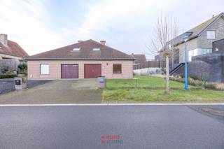 Bent u op zoek naar een woning met ruimte op de locatie van uw dromen? Dan bent u hier aan het einde van uw zoektocht!Deze halfopen villa beschikt...