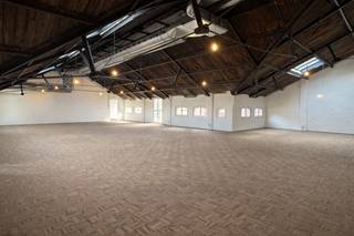 Deze unieke loft kantoorruimte van ca 361 m² (cfr. EPC) is gelegen in de Wapenstraat, vlak bij de Waalsekaai, op het bruisende Zuid in Antwerpen. Met het Zuidpark letterlijk voor de deur geniet u van een aangename, groene omgeving.<br /><br />De ruimte onderscheidt zich door haar uitzonderlijk karakter en openheid. De indrukwekkende dakstructuur met zichtbare balken en de royale plafondhoogte creëren een bijzonder gevoel van ruimte en licht. Dankzij het open volume zijn er tal van indelingsmogelijkheden, waardoor deze loft geschikt is voor verschillende soorten invullingen.<br /><br />Verder beschikt het pand over alle nodige voorzieningen voor een comfortabele werking: een kitchenette, twee aparte toiletten en een extra doucheruimte met toilet. Daarnaast is er ook een praktische berging aanwezig.<br /><br />Gemeenschappelijke lasten: 100 Euro per maand.<br />Alle nutsvoorzieningen (gas, elektriciteit en water) zijn privé op te nemen door de huurder.<br /><br />Onmiddelijk beschikbaar.