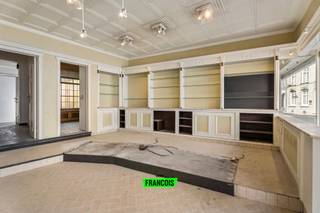 In het hart van Poperinge, dichtbij de Grote Markt bevindt zich deze handelsruimte. De totale oppervlakte van het perceel bedraagt 373m², bewoonbare oppervlakte bedraagt 289m². Deze eigendom biedt heel wat mogelijkheden voor iemand die zijn zaak wil uitbaten én voldoende ruimte nodig hebt, dit allemaal op een uitstekende zichtlocatie! Dit pand beschikt over een gelijkvloers verdiep, kelderverdiep én een bovenverdiep. Extra pluspunten is de aansluitende garage en de aanwezige koer en tuin. De staat is volledig te renoveren. <br /><br />Indeling: <br /><br />- Gelijkvloerse verdieping: winkelruimte - bergruimte - gang - keuken - magazijn/opslagplaats - koer - tuin - toilet - 2de gang - garage.<br /><br />- 1e verdiep: 2 kamers <br /><br />- Kelderverdiep: Praktisch volledig onderkelderd (droog & mogelijkheid om recht te staan). <br /><br />Met behulp van AI hebben we de winkelruimte leeggehaald.<br /><br />Technische kenmerken: <br /><br />- Beglazing te vernieuwen<br /><br />- CV op gas<br /><br />- Elektriciteit niet conform <br /><br />- EPC: label D <br /><br />
