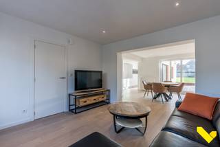 Recent gerenoveerde en instapklare woning!Deze gezellige gezinswoning is gelegen net buiten het centrum in de nabijheid van scholen, openbaar vervoer...