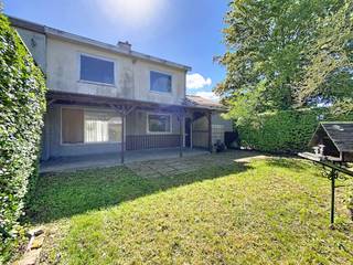 Op een rustige ligging in Heist bevindt zich dit te renoveren huis met 3 slaapkamers met bijzonder veel potentieel. De woning bevat een aangename tuin, inpandige garage en oprit.<br /><br />Het pand is gelegen in een rustige, kindvriendelijke buurt binnen het Kijkdorp, vlakbij het moderne Heulebrug. De omgeving kenmerkt zich door haar aangename woonsfeer en uitstekende bereikbaarheid. Het centrum van Heist, openbaar vervoer, winkels en het strand zijn op korte afstand bereikbaar. <br /><br />Indeling:<br />GLV:<br />- inkomhal met gastentoilet<br />- leefruimte<br />- keuken<br />- inpandige garage met toegang tot de tuin<br /><br />1ste verdieping:<br />- nachthall <br />- badkamer<br />- 3 volwaardige slaapkamers<br /><br />Deze verkoop gebeurt via Covast door middel van publieke bieding. Meer informatie op www.covast.be<br /><br />Wenst u meer informatie of een bezoek? Neem contact op met ons kantoor via heist@dewaele.com of 050 612 612<br /><br />Dit pand is onderworpen aan de renovatieverplichting van de Vlaamse overheid voor residentiële gebouwen (behoudens bij sloop binnen 5 jaar na de aankoop). Consulteer voor meer informatie de website van het Vlaams Energie- en Klimaatagentschap via https://www.vlaanderen.be/een-woning-kopen/renovatieverplichting-voor-residentiele-gebouwen<br /><br />Bestuursmaatregelen in het maatregelenregister: nee