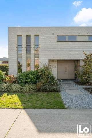 Deze degelijke ruime villa is gelegen in een doodlopend straatje in een rustige woonwijk op wandelafstand van het levendige centrum van Lochristi! Het moderne uiterlijk verbergt binnenin een oase aan rust en ruimte met op het gelijkvloers een inkomhal met gastentoilet, een ruime en lichtrijke leefruimte met een open volledig geïnstalleerde keuken met aansluitend een berging en wasplaats. Zowel de leefruimte als de keuken geven uit op een zonneterras en de tuin. Op het gelijkvloers is er eveneens een bureau/slaapkamer. Op de eerste verdieping is er een nachthal, vijf ruime slaapkamers waarvan één met inloopdressing en een badkamer met ligbad, inloopdouche, was meubel en een afzonderlijk toilet. De woning beschikt over alle comfort en wordt centraal verwarmd met een warmtepomp (vloerverwarming op het gelijkvloers & badkamer en radiatoren op de kamers). Het buitenschrijnwerk bestaat uit aluminium met HR glas. De elektriciteit is conform gekeurd. De woning beschikt over 20 zonnepanelen (ca. 9100kWh), een laadpunt, een alarm en regenwatervoorziening + putwater. De totale oppervlakte van het perceel is 691m².<br />Wil u deze ruime, moderne villa in hartje Lochristi bezoeken? Schrijf dan nu in voor het bezoekmoment op zaterdag 17 oktober 2026, enkel via https://calendly.com/loimmogunther/bezoekmoment-huringwegel-2-te-lochristi