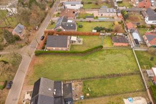 Beschrijving:Mooi perceel gelegen in een rustige omgeving te Grobbendonk.Kenmerken:Het betreffende perceel is gelegen binnen een verkaveling op een uitstekende locatie! LOT 1: linker perceel op de luchtfoto's, raadpleeg zeker het opmetingsplan bij documenten.Locatie: Dobbelhoefweg LOT 1, 2280 GrobbendonkOppervlakte: 624m²Specifieke bouwvoorschriften van LOT 1 kunnen opgevraagd worden bij ons kantoor.BIJZONDERHEDEN: Perceelscore A & Gebouwscore ONBEKENDOmgeving:Deze bouwgrond is gelegen dichtbij de toegang tot E313 (Grobbendonk).Heeft u interesse in deze grond?Aarzel dan niet om ons kantoor te contacteren.