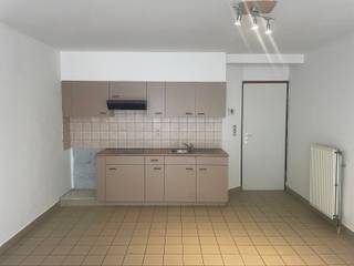 Dit gelijkvloers appartement is gelegen in het centrum van Sint-Jozef Rijkevorsel. U betreedt het appartement via de inkomhal die toegang geeft tot...