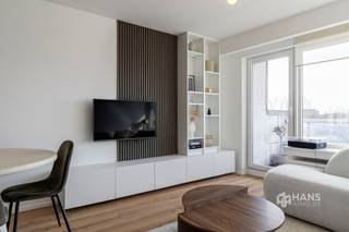 <p><span>Gerenoveerd appartement (77 m²) in Antwerpen met 2 slaapkamers en 2 terrassen met zicht op het Rivierenhof.</span></p><p><span> </span></p><p><span>Recht tegenover het Rivierenhof, bevindt zich op de vijfde verdieping van een verzorgd gebouw dit lichtrijke hoekappartement. Dankzij deze topligging geniet je van een uitstekende bereikbaarheid met tram, bus, velo en wagen, terwijl het uitgestrekte groen van het Rivierenhof letterlijk aan je overkant ligt. Met de toekomstige overkapping van de Ring gaat het een naadloze overgang worden naar een nog groenere omgeving.</span></p><p><span> </span></p><p><span>Het appartement maakt deel uit van een verzorgd en goed onderhouden gebouw waarvan het dak conform geïsoleerd werd. Dit hoekappartement werd in 2023 volledig en met bijzonder veel oog voor detail gerenoveerd, waarbij gekozen werd voor kwalitatieve en duurzame materialen. Dankzij de talrijke ingemaakte kasten werd de beschikbare ruimte optimaal benut, wat zorgt voor een strak en functioneel geheel. De elektriciteit is conform, de ramen zijn voorzien van dubbele beglazing en met een gunstige EPC-score B ben je verzekerd van energiezuinig wooncomfort.</span></p><p><span> </span></p><p><span>Een hoekappartement betekent maximale lichtinval én twee terrassen. Je beschikt over een oost-georiënteerd terras van 4 m² en een ruim zuid-terras van 11 m², met zicht op het Rivierenhof. Binnenkomen doe je in de inkomhal met ingemaakte vestiairekast, waarbij aansluiting voorzien werd voor een wasmachine. De eerste slaapkamer (13 m²) biedt een comfortabele oppervlakte en bevindt zich tegenover de moderne badkamer (5 m²), uitgerust met een lavabomeubel en inloopdouche. Het toilet is apart voorzien. De tweede slaapkamer (7 m²) is perfect inzetbaar als dressing, bureau of kinderkamer — een flexibele ruimte die je naar eigen noden kan invullen. De lichtrijke leefruimte (29 m²) vormt het hart van het appartement. Hier is de op maat gemaakte keuken in donker houtfineer een echte eyecatcher. Ze combineert een stijlvolle uitstraling met hedendaags comfort en maakt koken en tafelen tot een plezierige ervaring. Tot slot is er achteraan het gebouw een gratis bewonersparking waar je gebruik van kan maken en een gemeenschappelijke fietsenstalling beschikbaar.</span></p><p><span>Ben je op zoek naar een instapklaar appartement? Mis deze kans niet! Bewoonbare opp. 77 m² ref.: bruto vloeropp. Voor meer info of een gratis schatting surf naar </span><span><span>www.hansimmo.be</span></span></p><p><span> </span></p>