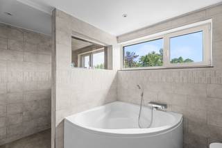 <p>Bent u op zoek naar de perfecte synergie tussen luxueus, modern wonen en absolute ruimte? Zoek niet verder. Dit exclusieve eigendom in Sint-Amandsberg (9040 Gent) combineert een hoogwaardig afgewerkte gezinswoning met een zee aan buitenruimte en ongeziene mogelijkheden voor zelfstandigen, hobbyisten of dierenliefhebbers.</p><p>De woning werd van kop tot teen smaakvol gerenoveerd (2014-2018) en is voorzien van de allernieuwste en meest geavanceerde technieken op het vlak van comfort, entertainment en veiligheid:</p><ul><li><p><strong>Smart Home & Comfort:</strong> De woning is uitgerust met een intelligent <strong>domoticasysteem</strong> en <strong>zone-verwarming</strong>, waardoor u het klimaat en de sfeer in elke kamer apart en optimaal kunt regelen. Dankzij de volledige voorbereiding voor een geïntegreerd <strong>multi-room audiosysteem</strong> geniet u straks in de gehele woning van uw favoriete muziek.</p></li><li><p><strong>Topbeveiliging:</strong> Uw privacy en veiligheid zijn gegarandeerd dankzij een professioneel <strong>alarmsysteem</strong>, uitgebreide <strong>camerabewaking</strong> en een centrale <strong>brandmeldcentrale</strong>.</p></li><li><p><strong>Leefruimte & Keuken:</strong> Een prachtige, lichtrijke woonkamer en een volledig geïnstalleerde keuken vormen het hart van het huis. Grote glaspartijen trekken het buitenleven naar binnen en bieden directe toegang tot het royale, zongerichte terras.</p></li><li><p><strong>Kamers & Thuiskantoor:</strong> Het pand beschikt over maar liefst <strong>4 volwaardige slaapkamers</strong>. Daarnaast is er een strategisch geplaatst <strong>thuisbureau</strong> met een inspirerend, rustgevend uitzicht op het achterliggende groen.</p></li><li><p><strong>Sanitair:</strong> De eerste badkamer is een oase van rust, voorzien van een ligbad, een inloopdouche en een toilet. Op de tweede verdieping is er reeds een ruimte voorzien en voorbereid om een <strong>tweede badkamer</strong> volledig naar eigen smaak af te werken.</p><p>Wat dit vastgoed écht uniek maakt in de Gentse rand, is de buitengewone infrastructuur en de grondoppervlakte:</p><ul><li><p><strong>Volledig onderkelderd:</strong> De woning is volledig onderkelderd. Dankzij de enorme opbergruimte of atelierruimte is dit de ultieme droom voor een zelfstandige, een creatieveling of een hobbyist die nood heeft aan stockage of een werkplaats aan huis (96 m²).</p></li><li><p><strong>Perceel van 3.359 m²:</strong> Het gigantische, achterliggende perceel (Schuurstraat 72+) biedt een oase van rust en privacy. Dit is de perfecte match voor het <strong>houden van dieren</strong>, het aanleggen van een parktuin, of louter voor wie houdt van pure weidsheid en groen vlakbij de stad.</p><p> </p></li><li><p><strong>Bezoek & Informatie?</strong></p><p>Laat deze unieke kans niet aan u voorbijgaan. Neem vandaag nog contact op voor meer informatie of een exclusieve rondleiding ter plaatse.</p><p>Neem contact op met Ellen: 0475.400.770 - ellen@altro-vastgoed.be</p></li></ul></li></ul>