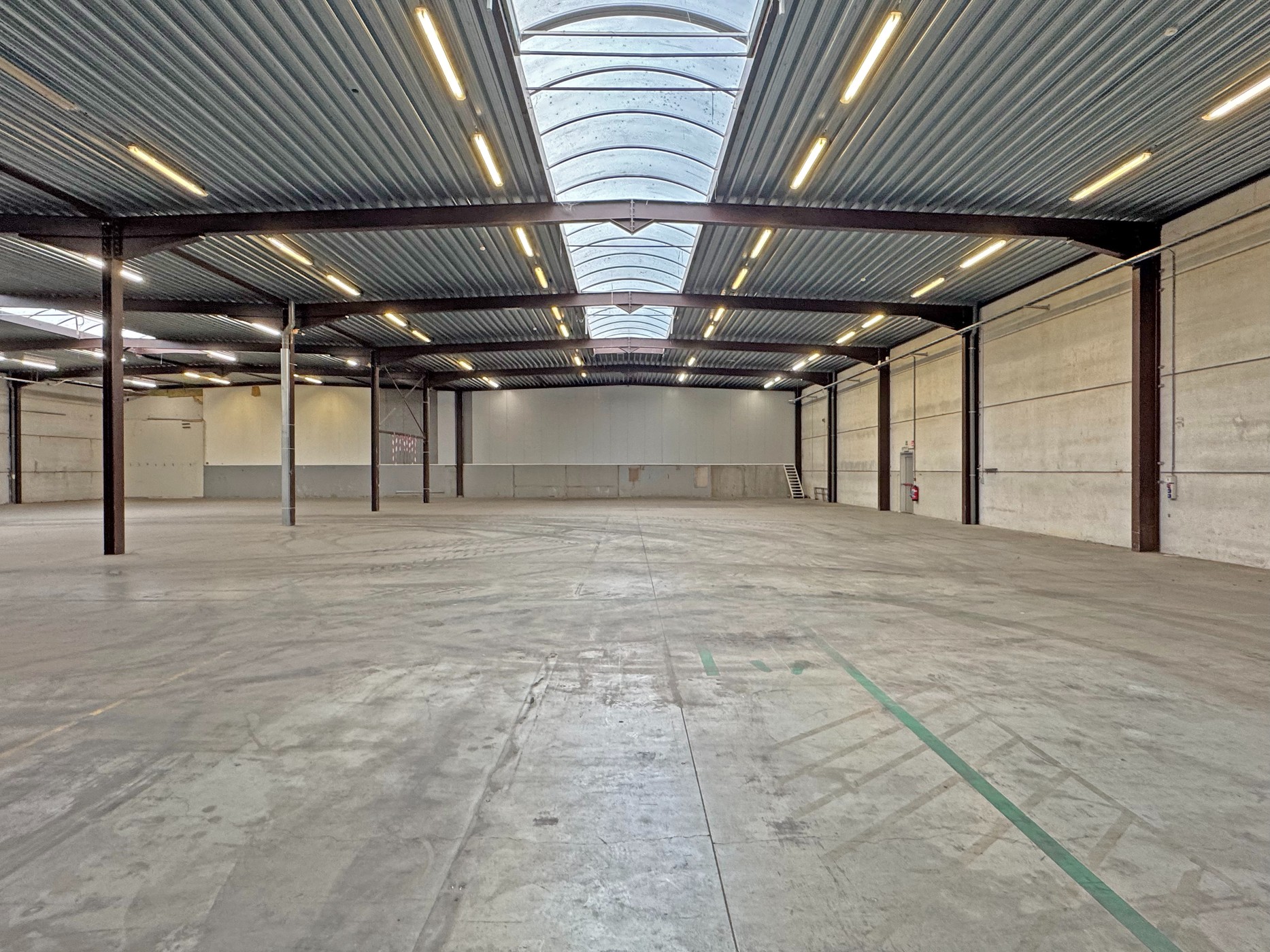 Bedrijfsgebouw van 1.800m² met laadkade op perceel van 3.762m² - foto 5