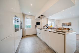 OVERIJSE – Gelegen in een aangename woonwijk, nabij het openbaar vervoer, scholen en belangrijke invalswegen, biedt deze viergevelwoning in uitstekende staat een bewoonbare oppervlakte van +/- 161 m² (volgens EPC), op een perceel van 634 m².<br /><br />Op het gelijkvloers vindt u een inkomhal, een ruime en lichtrijke leefruimte van +/- 49 m² met een volledig uitgeruste open keuken, die toegang biedt tot het terras en de tuin, twee slaapkamers (+/- 10 en 11 m²), een douchekamer, een wasplaats en een garage.<br /><br />Op de eerste verdieping bevinden zich twee bijkomende ruime slaapkamers (+/- 29 en 38 m²), waarvan één met een eigen douchehoek, evenals een apart toilet.<br /><br />Buiten geniet u van een aangename, westelijk georiënteerde tuin en een mooi terras van +/- 50 m², gericht op het zuidwesten, ideaal voor zonnige dagen.<br /><br />EPC C: 241 kWh/(m².jaar). Centrale verwarming op gas. Elektriciteit conform.<br /><br />Dankzij de mooie volumes, de functionele indeling en de uitstekende algemene staat is deze woning ideaal voor een gezin dat op zoek is naar een instapklare woning die comfort combineert met de nabijheid van alle voorzieningen!<br /><br />Meer informatie of een bezoek? Contacteer WE INVEST OVERIJSE op 02/455.20.35 of via e-mail op overijse@weinvest.be !!! Niet-contractuele advertentie, onder voorbehoud van wijzigingen. Afmetingen louter ter indicatie.