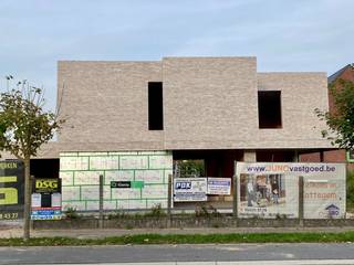 Klaar voor de toekomst: warmtepomp, zonnepanelen, domotica, vloerverwarming, .... kortom super energiezuinig! Toparchitectuur: de grote raampartijen zorgen voor veel lichtinval en een direct contact met de tuin en het overdekte terras. Een ruime berging/wasplaats, gastentoilet, presentabele inkomhal met vestiairemogelijkheid en een inpandige garage. Op de eerste verdieping zijn er drie volwaardige slaapkamers, een afzonderlijk nachttoilet, extra berging en een ruime badkamer voor bad en douche. Deze moderne nieuwbouw in de Jasmijnstraat 16 te Zottegem combineert een moderne architectuur met goede bereikbaarheid vlakbij scholen, sportinfrastructuur, winkels, station en het centrum van de stad Zottegem. Deze prijs is volledig afgewerkt behalve keuken, oprit en terrassen. Deze afwerking kan uiteraard ook aangeboden worden. Meer informatie vindt u ook op www.JUNOvastgoed.be
