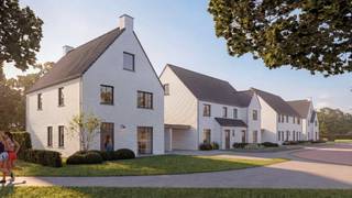 In een rustig nieuw woonproject in Ertvelde, waar de eerste fase werd gekenmerkt door moderne architectuur, gaat nu een tweede fase met rustieke woningen van start. Hier vind je deze charmante halfopen nieuwbouwwoning met carport, gelegen op een zuidelijk gericht perceel dat volop geniet van licht en rust.<br />De woning combineert een warme, landelijke uitstraling met hedendaags wooncomfort. Ze beschikt over drie volwaardige slaapkamers, met een vaste trap naar zolder: ideaal als bureau, 4de slaapkamer,... Dankzij het BEN‑label woon je hier bijzonder energiezuinig, met onder meer een warmtepomp, vloerverwarming, ventilatie met warmterecuperatie, zonnepanelen,...<br />Een ideale thuis voor wie rustig en duurzaam wil wonen, zonder in te boeten aan comfort of bereikbaarheid.<br />Meer info? Contacteer<strong> Ewout 0497 588 888 of contact@huysmanbouw</strong>.be en ontdek dit unieke woonproject.  