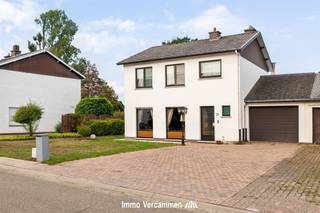 <p><span>Verzorgde gezinswoning op een ware A-locatie, uiterst gunstig gelegen te Sint-Katelijne-Waver.</span></p><p><span> </span></p><p><span>Deze mooie woning werd steeds met de grootste zorg onderhouden en doorheen de jaren deels gemoderniseerd. Zo werden werden woonkamer en slaapkamer voorzien van airco en werd recent een nieuwe condesatieketel op aardgas voorzien. De woning is voorzien van alle moderne comfort en biedt met zijn verrassend ruime bewoonbare oppervlakte en functionele indeling een ideale thuis. Op het gelijkvloers is er een riante en lichtrijke woonkamer, met zitruimte en tv-hoek, een aangename eetplaats en geïnstalleerde keuken. Verscheidene bergruimtes bieden voldoende stockageruimte. Op de eerste verdieping zijn er in totaal 2 slaapkamers en 2 badkamers - 1 met ligbad en 1 met douche. De grootste kamer kan eenvoudig gesplitst worden indien gewenst. Op de tweede verdieping is er nog een bergzolder. Voldoende parkeergelegenheid is gegarandeerd dankzij de ruime oprit en inpandige garage. En indien u niet binnen wenst te vertoeven kan u heerlijk tot rust komen in de aangename, zonnige tuin - perfect west georiënteerd.</span></p><p><span> </span></p><p><span>Een unieke kans voor wie een woning zoekt gelegen op een ware A-locatie te Sint-Katelijne-Waver, een doodlopende straat in een kindvriendelijke en rustige woonwijk nabij het dorpscentrum en scholen.</span></p><p><span>Vlotte bereikbaarheid is tevens een troef, een centrale ligging tussen Brussel en Antwerpen, treinstation op fietsafstand en nabij fietsostrade.</span></p><p><span> </span></p><p><span>Bezoek enkel na af kantoor: 015/755 444 of <span>info@immovercammen.be</span></span><span> </span></p><p><span>Renovatieplicht EPC: binnen 6 jaar na aankoop = verplichte renovatie tot label D of beter.</span><span> </span></p>