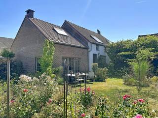 <p>Lennik (Eizeringen) : Op zoek naar een woning met RUIMTE, KARAKTER en MOGELIJKHEDEN? Deze GROTENDEELS GERENOVEERDE HOEVEWONING beschikt over een goede basis om er een bijzonder AANGENAME THUIS van te maken. Hier en daar zijn nog wat SCHILDERWERKEN en een aantal KLEINE afwerkingen nodig maar dit geeft jullie de kans om jullie eigen stempel te drukken. Het perceel van 33a84 met STAL, biedt mogelijkheden voor wie van dieren, tuinieren of gewoon van het buitenleven houdt. Ze omvat 6 RUIMTES die als slaapkamer, bureau, commerciële ruimte kunnen benut worden. Aan jullie om deze een bestemming te geven. 2 badkamers met bad en douche. Leefkeuken en GEZELLIGE woonkamer met UITZICHT op de ZUIDGERICHTE TUIN. Garage. Voldoende opbergruimte. Kortom, een huis met POTENTIEEL! Goede verbinding BRUSSEL/NINOVE. +++ EPC 'D' +++ ELEKTRISCHE KEURING CONFORM +++ Interesse? Bel IMMO-STORE op 02 203 03 03 voor een bezoek ter plaatse!</p>