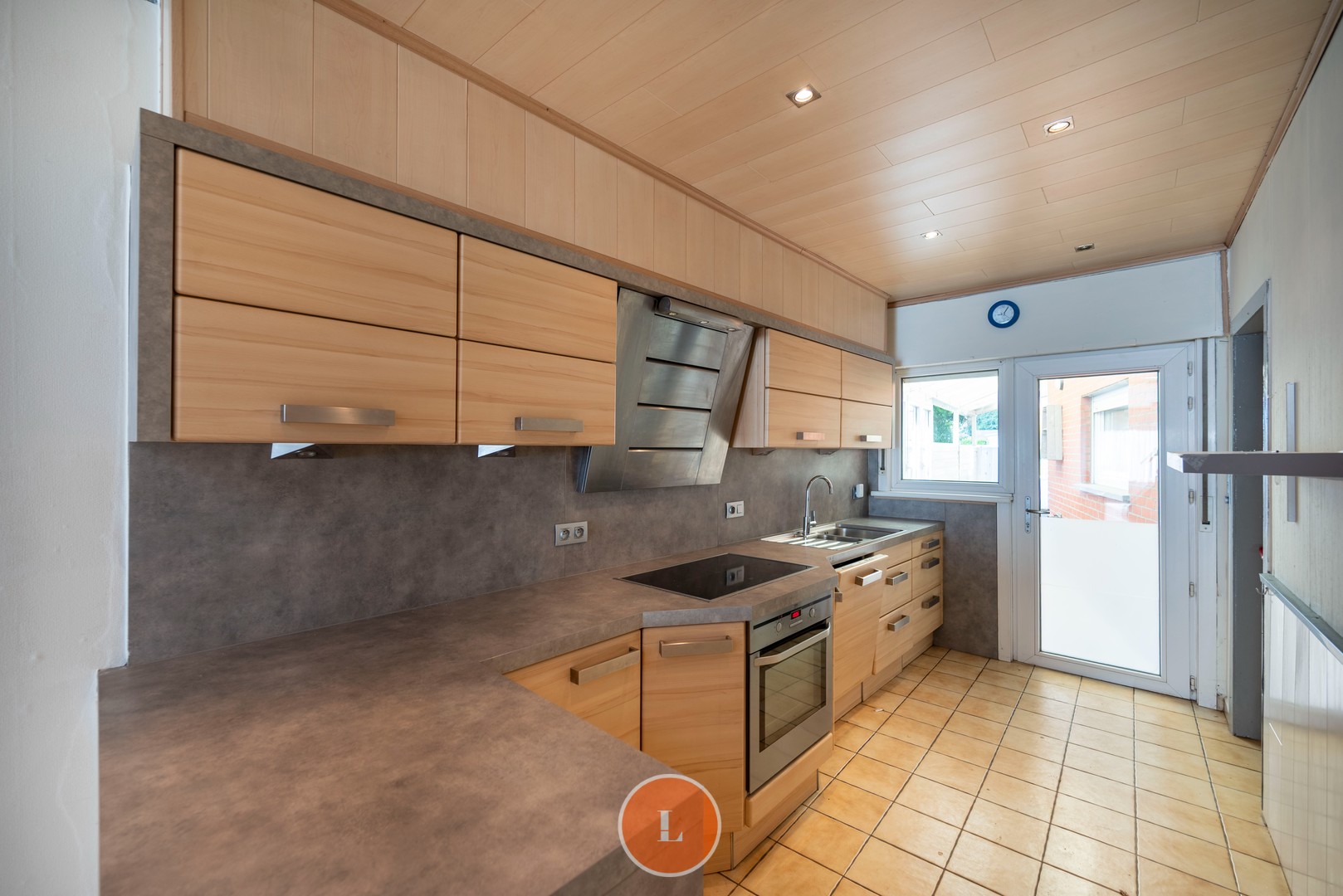 Te renoveren woning met 3 slaapkamers en garage in Menen. - photo 4