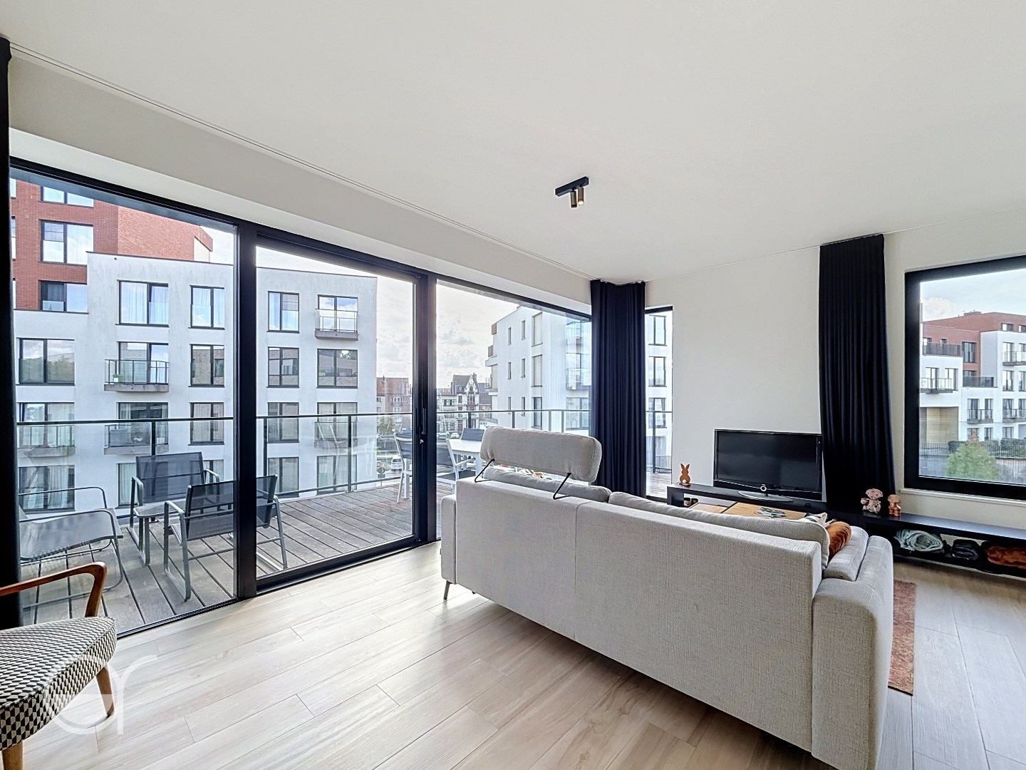 Ruim en lichtrijk tweeslaapkamerappartement met autostaanplaats te huur - foto 3