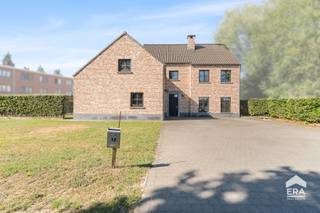 Bent u op zoek naar een ruime woning (328m²) met tal van mogelijkheden, een aangename tuin en een praktische ligging in Mol? Dan is deze woning aan de Goorstraat 1 absoluut een bezoek waard.<br /><br />Dankzij de ruime indeling beschikt de woning over 3 slaapkamers, met de mogelijkheid om een vierde slaapkamer te creëren. De inpandige garage biedt het comfort om uw wagen veilig en droog te parkeren, alsook de bijkomende tuinberging/garage zorgt voor extra opbergruimte.<br /><br />Ook buiten heeft deze woning heel wat te bieden. Zo beschikt deze woning over een volledig omheinde tuin, voorzien van een overdekt terras. <br /><br />De ligging in de Goorstraat combineert rustig wonen met een vlotte bereikbaarheid. Winkels, scholen, sportfaciliteiten en andere dagelijkse voorzieningen bevinden zich op korte afstand en ook het centrum van Mol is gemakkelijk bereikbaar.<br /><br />Een ruime woning met een praktische indeling, aangename buitenruimte en tal van mogelijkheden. Ontdek tijdens een bezoek zelf wat deze woning te bieden heeft!<br /><br /><strong>Troeven</strong>
<ul><li>Zeer ruime woning</li><li>EPC - A</li><li>3 slaapkamers met mogelijkheid tot 4 slaapkamers</li><li>2 toiletten</li><li>2 douches</li><li>Inpandige garage</li><li>Extra tuinhuis/garage</li><li>Volledig omheinde tuin</li><li>Zolder aanwezig</li><li>CV op gas - vloerverwarming op het gelijkvloers + radiatoren op de 1ste verdieping</li><li>Ruime leefmogelijkheden</li><li>Praktische ligging in Mol</li></ul>