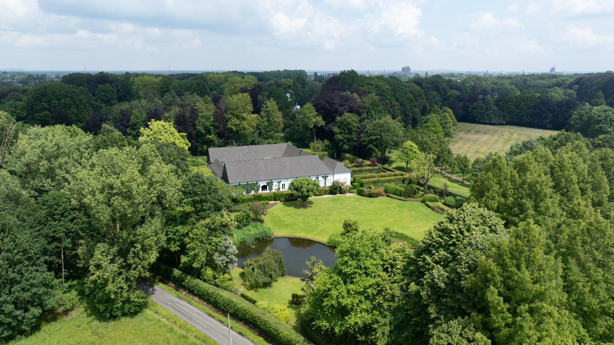 Schitterend gelegen landgoed met vierkantshoeve en tijdloze villa op een domein van 77.800 m² te Hasselt - foto 1