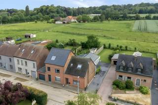 deze woning in halfopen bebouwing bevindt zich in een doodlopende straat in Vertrijk, een deelgemeente van Boutersem die een vlotte bereikbaarheid biedt. De woning heeft fijne leefruimtes op het gelijkvloers en twee grote plus een kleine slaapkamer op de verdieping. De aangelegde tuin achteraan de woning geeft uit om de omliggende velden.
Omvattende:
Gelijkvloers: inkomhal, zit- en eetkamer, keuken, badkamer, berging en wasplaats
Eerste verdieping: nachthal, 3 slaapkamers, toiletruimte
Kelderverdieping: hal en keldercompartiment
Oprit, garage, terras en tuin: oprit, garage, aangelegde tuin met terras en berging
Ligging: de woning bevindt zich in een doodlopende straat in Vertrijk, een deelgemeente van Boutersem. De locatie biedt alle faciliteiten in de nabije omgeving en een bijzonder makkelijke bereikbaarheid. Bushaltes zijn vlakbij, het station van Vertrijk bevindt zich op 950m en de aansluiting met de E40 is op een 1 km rijden.
De beschikbaarheid van deze woning is bij akte.
https://www.itimmo.be/maagdomstraat-19-boutersem