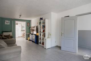 <p><span>Karakteristieke rijwoning uit de jaren 30, in het centrum van Essen, grotendeels gerenoveerd. Garage achteraan met uitgang achteraan.</span></p><p><span> </span></p><p><span>INDELING<br />Gelijkvloers:<br />Inkomhal met houten trap naar bovenverdieping. Ruime woonkamer en aansluitend ingerichte leefkeuken, met pellet-kachel. Lichtkoepel zorgt voor extra lichtinval. Achteraan ingerichte badkamer (bad, lavabo, WC), achterdeur geeft toegang tot terras en kleine ingesloten tuin.</span></p><p><span> </span></p><p><span>1</span><span><sup>e</sup></span><span> verdieping: <br />3 slaapkamers, houten roostering, laminaat vloeren.</span></p><p><span> </span></p><p><span>Zolder:</span></p><p><span>Vaste trap naar zolderverdieping waar nog 1 ruime slaapkamer is ingericht. <br />Het dak is geïsoleerd en beschikt over 12 zonnepanelen.</span></p><p><span> </span></p><p><span>Tuin: <br />Kleine ingesloten tuin en terras die uitgeeft op de ruime garage en berging. Deze zijn toegankelijk vanuit de achtergelegen straat (servitude)<br /><br /></span></p><p><span> </span></p>