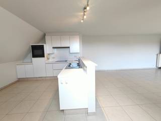 Op zoek naar een recent gezellig appartement? <br /><br />Het instapklaar appartement beschikt over één slaapkamer en is onmiddellijk beschikbaar.<br />Naast de slaapkamer heb je een inkom met gastentoilet, badkamer met ligbad en douche, aparte bergplaats en een ruime woonkamer met ingerichte keuken. <br /><br />Buiten kan je tevens genieten van een gemeenschappelijke tuin met groot terras en kan je gebruik maken van de dubbele parkeerplaats. <br /><br />Kelder en inpandige garage kunnen optioneel bijgehuurd worden voor €70 per maand.