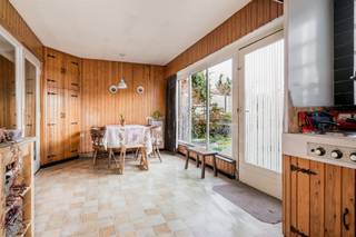 <p><span>Te renoveren gezinswoning met garage en tuin in Kontich.</span></p><p><span>In het hart van Waarloos bevindt zich deze charmante gezinswoning, ideaal voor wie op zoek is naar een renovatieproject met karakter en potentieel. Met een grondoppervlakte van 488 m² en een bebouwde oppervlakte van 137 m² ( + zolder) vormt deze woning een solide basis om volledig naar eigen smaak te moderniseren. Ook ideaal voor een onthaalmoeder met ruime kamers en een superleuke buitenomgeving.</span></p><p><span> </span></p><p><span>Bij het binnenkomen vallen meteen de authentieke houten elementen en lambrisering op, die de leefruimtes een warme en huiselijke uitstraling geven. De logische en functionele indeling zorgt voor een aangenaam wooncomfort en biedt flexibiliteit voor verschillende gezinssituaties. De woning beschikt over vier ruime slaapkamers en een badkamer, wat het geheel bijzonder geschikt maakt voor een groter gezin of wie extra werk- of hobbyruimte wenst. Daarnaast zijn een garage en zolder aanwezig, wat extra opberg- of uitbreidingsmogelijkheden creëert. Achter de keuken bevindt zich een aangenaam terras dat uitkijkt op de diepe tuin. De tuin biedt dankzij haar grootte en indeling vele mogelijkheden voor ontspannen buitenleven, speelruimte of toekomstige aanpassingen. Een praktisch tuinhuisje is eveneens aanwezig.</span></p><p><span>De ligging is bovendien een grote troef: de woning bevindt zich nabij openbaar vervoer en geniet van vlotte verbindingen richting belangrijke invalswegen, de dorpskern en rechtover de school (kleuter en lager onderwijs)</span></p><p><span> </span></p><p><span> </span></p>