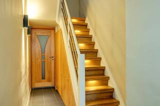 <p><strong>Deze instapklare gezinswoning</strong><span> vind je terug o</span><span>p een boogscheut van de Hobokense Polder.</span></p><p><span>Het is heerlijke vertoeven in deze groene omgeving, met een rustige fiets-/eenrichtingsstraat als extra troef.</span></p><p><span>Het levendige centrum ligt maar enkele straten verder, dus winkels en openbaar vervoer zijn toch ook vlot te bereiken.</span></p><p><br /></p><p><strong>Het gelijkvloers</strong> is ingedeeld in een inkomhal - een gezellige woonkamer - een volledig functionele, vernieuwde keuken (2020) - een badkamer met douche en aansluiting voor wasmachine - een grote, onderhoudsvriendelijke tuin met terras en tuinhuis.</p><p><strong>Op de eerste verdieping</strong> vind je de master bedroom en een tweede slaapkamer.</p><p><br /></p><ul><li>Mogelijkheid tot uitbreiding</li><li>Vernieuwde condensatieketel (2024)</li><li><span>Rustige, centraal gelegen buurt in Hoboken en toch omgeven door groen</span></li><li><span>Zuidoost gerichte tuin</span></li></ul><p><br /></p>