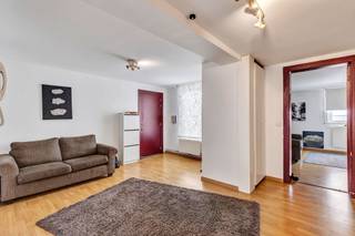 <p>Dit instapklare appartement geniet van een uitstekende ligging in de Dorpsstraat te Astene, op wandelafstand van winkels, openbaar vervoer en met een vlotte verbinding naar belangrijke invalswegen. Een ideale combinatie van rust en bereikbaarheid.</p><p> </p><p>Bij het betreden van het appartement komt u meteen binnen in de ruime en lichtrijke woonkamer, die het centrale hart van de woning vormt. Aan zowel de linker- als rechterzijde bevinden zich twee volwaardige slaapkamers, waarvan één slaapkamer beschikt over een praktische dressing – een mooie extra troef.</p><p> </p><p>Rechtdoor bereikt u de badkamer, uitgerust met douche, lavabo en toilet. Aan de rechterzijde, bevindt zich de geïnstalleerde keuken, die verder naar eigen smaak kan worden ingericht.</p><p> </p><p>Met een bewoonbare oppervlakte van maar liefst 103 m² biedt dit appartement verrassend veel ruimte.</p><p>Achteraan het gebouw beschikt u bovendien over een privatieve buitenstaanplaats, een absolute meerwaarde in deze centrale omgeving.</p>