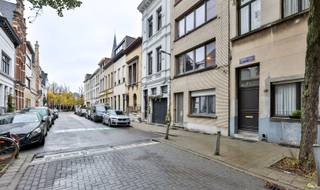 <p><span>In het hart van Zurenborg verkopen we dit te renoveren appartement op de 2de verdieping van een klein gebouw.</span></p><p><span>Aan het einde van de straat vinden we de gezellige Dageraadplaats met zijn vele cafés en restaurants.</span></p><p><span>Het appartement kan een grondige update gebruiken maar heeft wel alvast een conforme elektriciteit, een epc B-label én is asbestveilig!</span></p><p><span>In het gebouw , dat slechts 3 verdiepingen telt, werden alle ramen en de voordeur reeds vernieuwd.  Het dak werd geïsoleerd met 5 cm isolatie.</span></p><p><span> </span></p><p><span>Indeling:</span></p><p><span>Het appartement heeft een eenvoudige keuken met terrasje, een lichte L-vormige living op laminaat, een badkamer met douche, wc en lavabo en achteraan 2 slaapkamers.</span></p><p><span>Zie het grondplan op onze website voor de indeling en de afmetingen. Een plan met alternatieve indeling werd ook alvast toegevoegd.</span></p><p><span> </span></p><p><span>De verwarming is individueel met een gaskachel in de living.  Er is geen externe syndicus en geen lift in het gebouw; de gemeenschappelijke kosten zijn dus beperkt.</span></p><p><span>Tot slot is er nog een kelderberging voor extra opbergruimte.</span></p><p><span> </span></p><p><span>In hetzelfde gebouw verkopen we nog een ander appartement - info op aanvraag.</span></p><p><span> </span></p><p><span>Troeven:</span></p><p><span>- Locatie locatie locatie!</span></p><p><span>- EPC B</span></p><p><span>- Eigen nutsvoorziening (gas, water, elektriciteit)</span></p><p><span>- Elektriciteit conform</span></p><p><span>- Ideaal startersappartement of opbrengsteigendom (het appartement is momenteel verhuurd)</span></p><p><span>- Nauwelijks gemeenschappelijke kosten</span></p><p><span> </span></p><p><span>Nuttige informatie:</span></p><p><span>- EPC 198 kWh m²/j</span></p><p><span>- Stedenbouw en bodemattest in aanvraag</span></p><p><span>- P- en G-score = A </span></p><p><span> </span></p><p><span>Maak nu je afspraak! Bel 03-449 42 41 of mail naar hallo@habicom.be</span></p><p><span>De waarde van uw eigendom kennen?  Maak een vrijblijvende afspraak met een habicom-expert in uw buurt</span></p><p><span> </span></p><p><span> </span></p><p><span> </span></p>