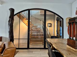 <p>Deze uitzonderlijke <strong>vrijstaande villa</strong> belichaamt verfijnde landelijke luxe en authentiek vakmanschap. Elk detail werd met zorg gekozen, waarbij karaktervolle materialen harmonieus samengaan met hedendaags comfort en elegante <strong>steel-look ramen</strong>.</p>
<p>De woning verwelkomt u via een statige inkomhal met <strong>gastentoilet</strong>, een <strong>prachtige trap</strong> en een ambachtelijk <strong>smeedijzeren leuning</strong>. Een indrukwekkende klassevolle <strong>g</strong><strong>ebogen deur</strong> leidt naar de royale leefruimte, waar sfeer en licht centraal staan. Vanuit de leefruimte geniet u van een open zicht op het <strong>achtergelegen terras en de tuin</strong>, terwijl de <strong>Zweedse kachel</strong> zorgt voor een warme, uitnodigende ambiance op gezellige winteravonden.</p>
<p>De aangrenzende bureauruimte en volledig <strong>geïnstalleerde leefkeuken</strong> is zowel functioneel als stijlvol en biedt een aangenaam zicht op de <strong>voortuin</strong> – een ideale plek voor wie gastronomie en gezelligheid weet te waarderen.</p>
<p>Op de eerste verdieping bevindt zich een <strong>luxueuze badkamer</strong>, afgewerkt met zorgvuldig geselecteerde, waardevolle materialen en voorzien van een <strong>inloopdouche, ligbad, lavabo, designtoilet en radiator</strong>. Verder beschikt deze verdieping over <strong>twee ruime slaapkamers</strong> en een <strong>volledig ingerichte dressing</strong> die aanvoelt als een private suite.</p>
<p>Een vaste trap leidt naar de <strong>zolder</strong>, die kan worden ingericht naar eigen believen. Deze zolders zijn <strong>volledig geïsoleerd</strong>.</p>
<p>Aan comfort en functionaliteit geen gebrek: de woning beschikt over een <strong>grote garage met wasruimte</strong>, toegankelijk via het terras, evenals een <strong>droge kelder</strong> die dienstdoet als berging en <strong>cv-ruimte</strong>.</p>
<p><strong>Uitzonderlijke meerwaarde:</strong></p>
<p>Er werd reeds een <strong>vergunning afgeleverd voor een royale achterbouw met verdieping</strong>, waardoor 68 m2 extra leefruimte kan worden gecreëerd indien gewenst. Deze uitbreiding kan <strong>naadloos worden geïntegreerd met de bestaande leefkeuken</strong>, en de <strong>vloerplaat is reeds voorzien</strong>, wat het uitbreidingsproject aanzienlijk vereenvoudigt.<br /><strong>Verwarming</strong> is bedienbaar via <strong>domotica.</strong><br />Alle<strong> raamdecoratie en verlichtingsarmaturen (dimbaar) zijn inclusief de vraagprijs.</strong></p>
<p>Deze villa is een <strong>zeldzaam aanbod</strong> voor wie op zoek is naar rust, ruimte en klasse, met de flexibiliteit om de woning verder te laten meegroeien met uw levensstijl.<br />Bij interesse: Kristien: 0475 496218<br /><br /></p>