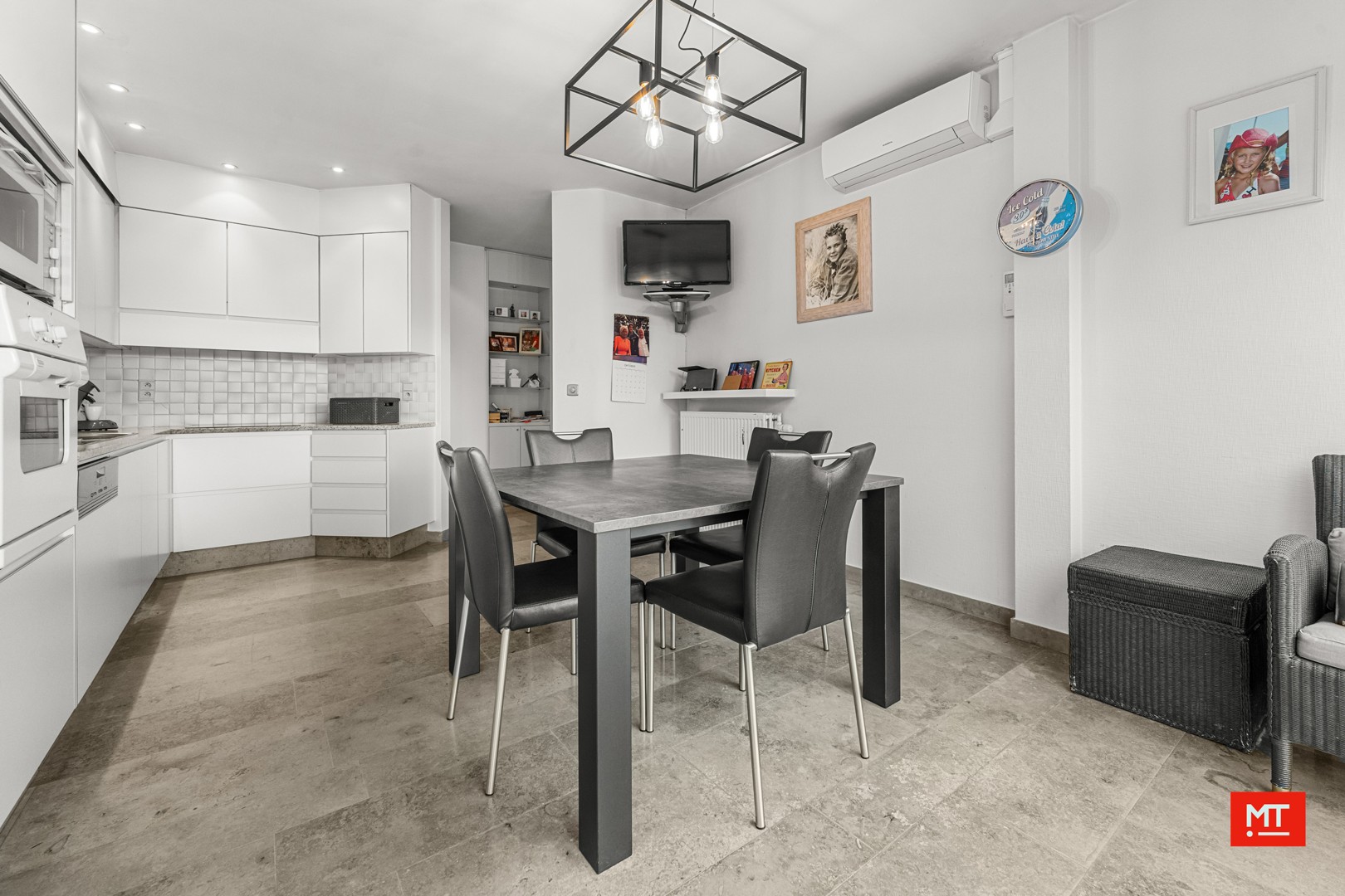 Bijzonder ruim gebouw met tal van mogelijkheden en uitweg, te koop in de dorpskern van Dadizele - foto 4