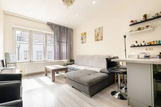 MOLENBEEK-SINT-JAN, mooi appartement met één slaapkamer en een studeerkamer, gelegen op een steenworp afstand van Beekkant.
Op een steenworp afstand van metrostation Beekkant en diverse tram- en buslijnen, biedt deze woning een uitstekende verbinding met het centrum van Brussel.
Ontdek dit aangename appartement van ±54 m² in de Rue des Quatre Vents, gelegen op de 1e verdieping van een klein appartementencomplex met lage lasten. Het is goed ingedeeld en functioneel en ligt op een praktische locatie vlakbij winkels, openbaar vervoer en talrijke voorzieningen. De leefruimte straalt een warme en gezellige sfeer uit, aangevuld met een perfect geïntegreerde, volledig uitgeruste keuken. Het appartement beschikt over een slaapkamer van ±14 m² en een werkkamer, ideaal om thuis te werken, als kinderkamer of als opslagruimte, afhankelijk van uw behoeften.
Technische gegevens: PVC-kozijnen met dubbele beglazing, individuele gasverwarming en een elektrische installatie die aan de voorschriften voldoet.
Een mooie kans voor een eerste aankoop of een investering dankzij de praktische indeling en de goed bereikbare ligging.
EPB: E-, 275 kWh/(m²/jaar).