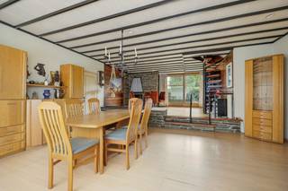 Te renoveren dorpswoning met vele mogelijkheden! Deze woning met gevelbreedte van 13m heeft 3 slaapkamers, garage en tuin op een perceel van 182m² ligt centraal in het gezellige dorpscentrum van Halle -Zoersel. Ideaal renovatieproject op een leuke locatie, maak snel een afspraak voor een bezichtiging! Het eigendom is beschikbaar bij notariële akte. De wettelijke renovatieverplichting is van toepassing.