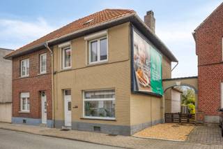 Largely Renovated Semi-Detached House with 3 Bedrooms on the Outskirts of Tienen
Located on the outskirts of Tienen, within cycling distance of the city centre and all amenities, this largely renovated semi-detached house offers an ideal combination of comfort, location, and further potential.
Upon entering the property, you are welcomed by an entrance hall leading to a bright living area composed of two cosy sections, heated by an efficient pellet stove that creates a warm and inviting atmosphere. Adjacent to the living space is the renovated kitchen, as well as the bathroom equipped with a bathtub, washbasin, and toilet.
The first floor features three full-sized bedrooms. From one of the bedrooms, a fixed staircase provides access to the attic. This space is already insulated and offers numerous possibilities, such as creating an additional bedroom, office, or hobby room, subject to further finishing.
The property is also equipped with solar panels and a home battery, contributing to lower energy costs and enhanced sustainability. Despite these investments, the house currently holds an EPC label F, mainly due to the electric heating in the bedrooms, hallway, and living area. Installing an air-to-air heat pump could significantly improve the energy performance.
Outside, you can enjoy a pleasant terrace and a rear garden accessible via a right of way, providing a peaceful space to relax.
Interested?
Contact us at Christophe@immogve.be
or call 016 56 56 14 for more information or to schedule a visit.