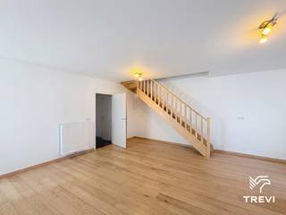 <p><strong>SCHAARBEEK</strong> – Ideaal gelegen in de gegeerde mediawijk (Reyers/Meiser), in de directe nabijheid van winkels, uitvalswegen en openbaar vervoer, lichtrijk duplexappartement van ±120m² bewoonbare oppervlakte gelegen op de 1e en 2e verdieping. Op de 1e verdieping bestaat het uit een inkomhal met apart toilet en vestiaire, een zeer ruime woonkamer van ±41,5m² die toegang biedt tot een mooi west-georiënteerd terras van ±16,5m², en een open ingerichte leefkeuken (oven, kookplaat, dampkap, koelkast/vriezer, aansluiting voor vaatwasser) met toegang tot een wasruimte. Op de 2e verdieping bevindt zich een nachthal met een slaapkamer van ±20,5m², een slaapkamer van ±10,5m², een bureau/kinder kamer van ±7,5m² die allen toegang hebben tot een terras van ±16,5m², een douchekamer (douche, wastafel) en een badkamer (bad, wastafel, toilet). Kelder en parking inbegrepen in de huurprijs. Vaste lasten van € 130/maand (gemeenschappelijke delen). EPC B! Beschikbaar vanaf 01/01/2027.</p>
<p><u><br />Op de 1e verdieping</u> :</p>
<ul>
<li>Inkomhal met apart toilet en vestiaire</li>
<li>Woonkamer van ±41,5m² (5,74 x 7,24) met toegang tot het west-georiënteerde terras van ±16,5m²</li>
<li>Open leefkeuken ingericht (oven, kookplaat, dampkap, koelkast/vriezer, aansluiting vaatwasser) met toegang tot wasruimte</li>
</ul>
<p></p>
<p><u>Op de 2e verdieping</u> :</p>
<ul>
<li>Nachthal</li>
<li>Bureau van ±7,5m² (2,9 x 2,6) met toegang tot het terras van ±16,5m²</li>
<li>Slaapkamer van ±10,5m² (3,6 x 2,6) met toegang tot het terras van ±16,5m²</li>
<li>Slaapkamer van ±20,5m² (4,6 x 4,4) met toegang tot het terras van ±16,5m²</li>
<li>Douchekamer (douche, wastafel)</li>
<li>Badkamer (bad, wastafel, toilet)</li>
</ul>
<p></p>
<p>Kelder nr. 33, parking nr. 18 (-2) inbegrepen in de huurprijs</p>
<p>EPC B</p>