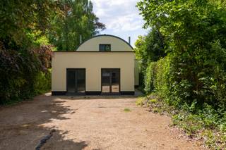 Ruime woning met 4 slaapkamers en grote tuin in groene omgevingDeze lichtrijke woning biedt een aangename leefruimte met hoge plafonds, zwarte tegelvloer en een gezellige houtkachel. Grote schuiframen geven toegang tot een ruime veranda en een zuidgerichte tuin met veel privacy.De open keuken is volledig uitgerust met kwaliteitsvolle toestellen. Er zijn 4 volwaardige slaapkamers, allemaal met veel lichtinval of directe toegang tot buiten. Daarnaast is er een ruime badkamer met dubbele lavabo, inloopdouche en toilet. Op de bovenverdieping een polyvalente ruimte met ingemaakte kasten.De woning is structureel in goede staat, maar kan een opfrissing gebruiken om volledig tot haar recht te komen. Gelegen op een ruim perceel met tuinhuis, in een rustige en groene buurt met goede bereikbaarheid.De weergegeven bewoonbare oppervlakte werd overgenomen van het EPC-attest en is louter informatief.Graag een bezoek inplannen? ☎️ 0468/56.94.08✉️ nils@lefevervastgoed.be💬 Stuur een berichtje