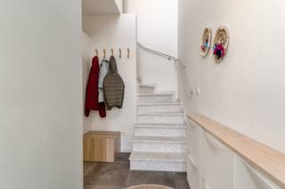 <p>Deze stijlvolle en energiezuinige woning combineert hedendaags wooncomfort met een praktische indeling en een aangename buitenruimte.</p>
<p>Bij het binnenkomen verwelkomt de inkomhal je met een apart gastentoilet. Vervolgens kom je in de ruime leefruimte met open keuken en praktische berging.</p>
<p>Op de eerste verdieping bevinden zich drie slaapkamers en een technische berging. De woning biedt hiermee een ideale indeling voor gezinnen.</p>
<p>Achteraan bevindt zich een gezellige en zonnige tuin, een heerlijke plek om te genieten.</p>
<p>Als extra troef beschikt de woning over een privatieve autostaanplaats in de ondergrondse parkeergarage.</p>
<p>Een hedendaagse woning met een praktische indeling, aangename buitenruimte en een ligging nabij het centrum van Beerse. Een ideale combinatie van comfort en bereikbaarheid!</p>